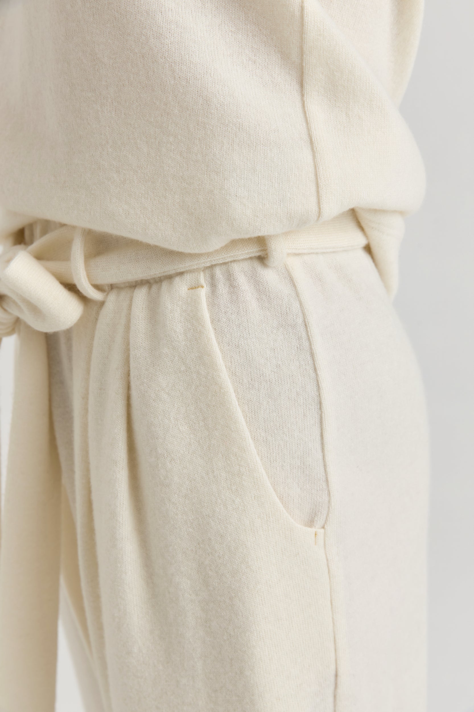 Laisvalaikio kostiumas - pieno spalvos