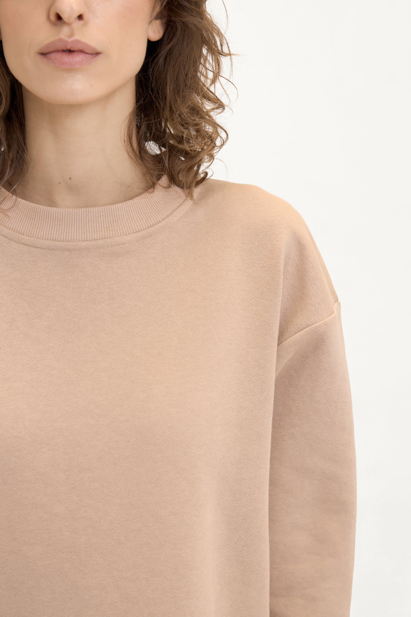 Laisvalaikio kostiumas - šviesiai rudos spalvos