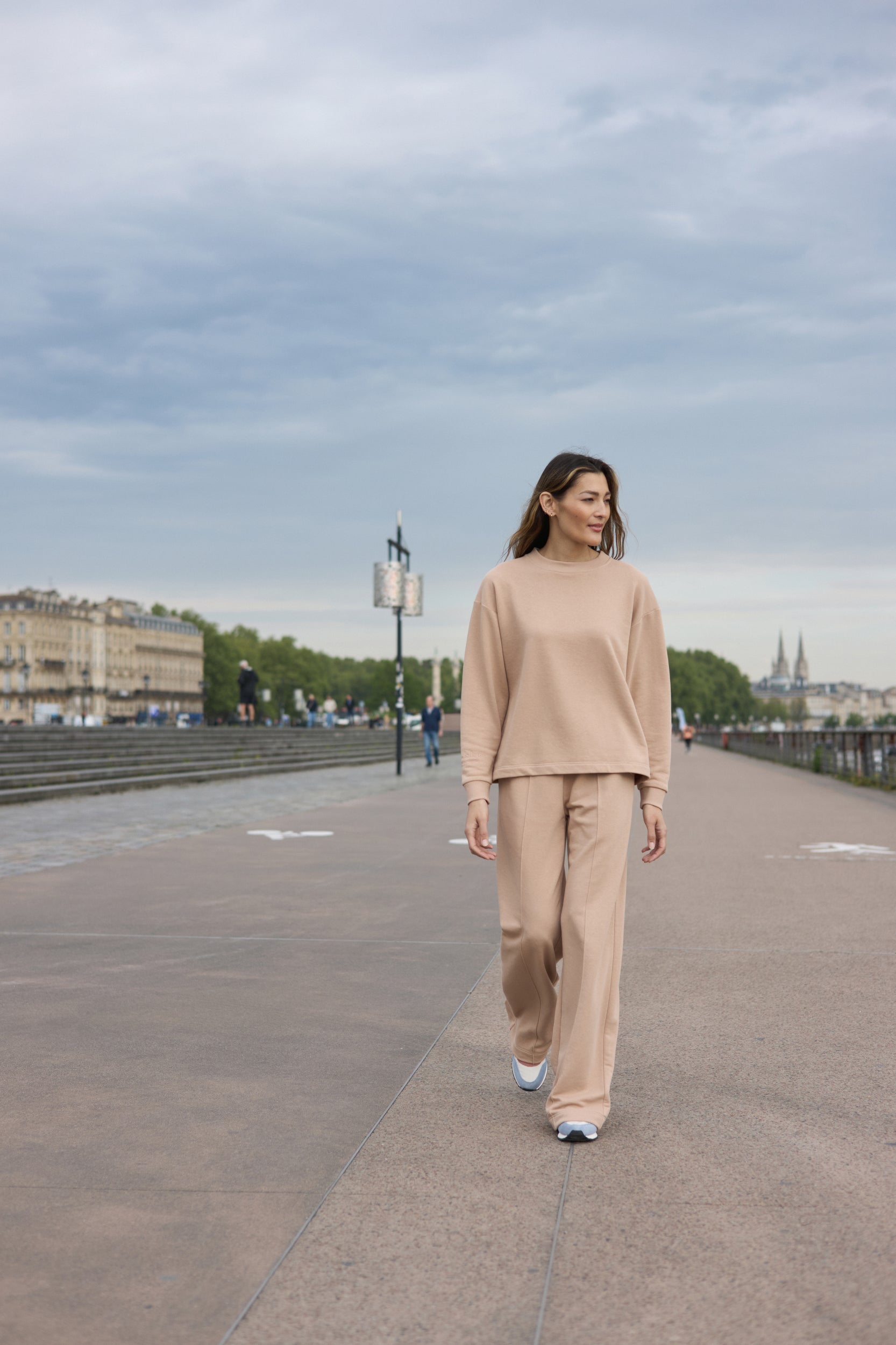 Laisvalaikio kostiumas - šviesiai rudos spalvos