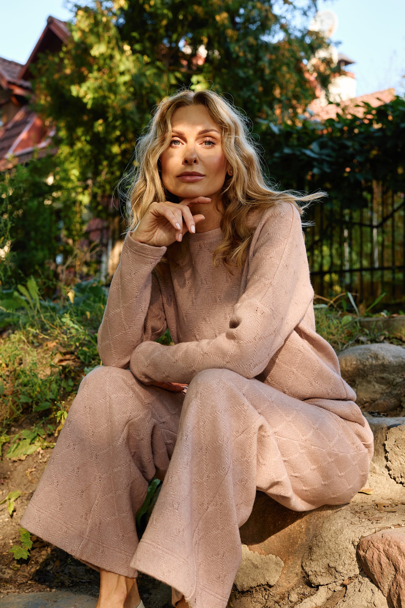 Laisvalaikio kostiumas su raštu - pelenų rožinės spalvos