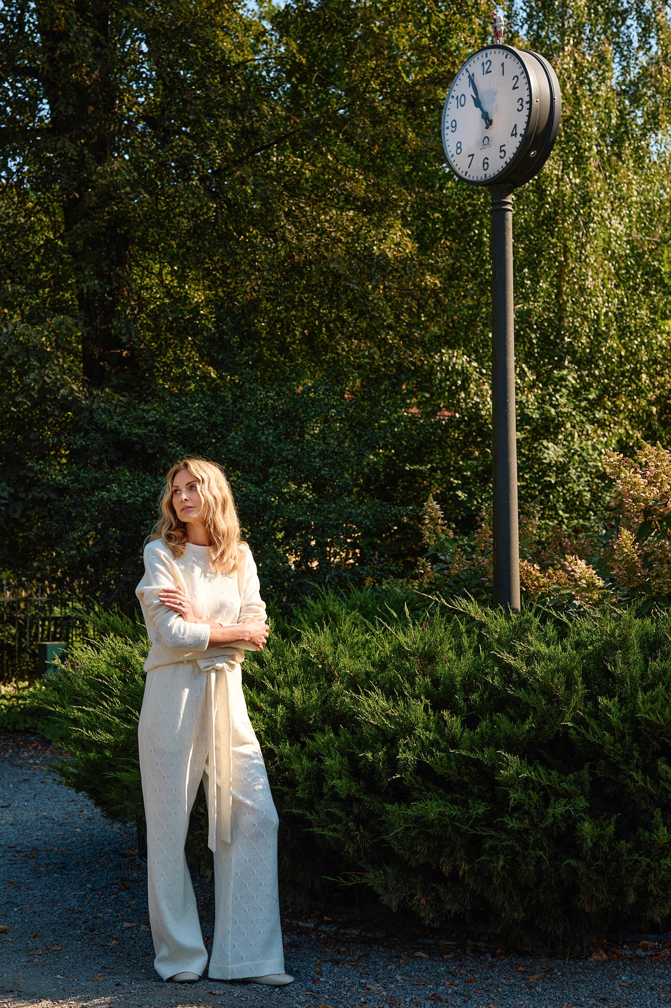 Laisvalaikio kostiumas su raštu - pieno spalvos